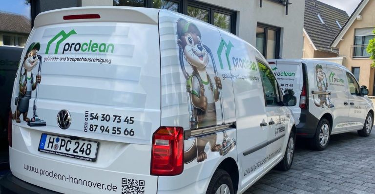 Treppenhausreinigung Hannover Zwei Lieferwagen, einer weiß mit Logo, geparkt auf einem gepflasterten Bereich.